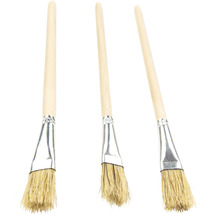 Trois pinceaux à vernis avec manche en bois et soies naturelles