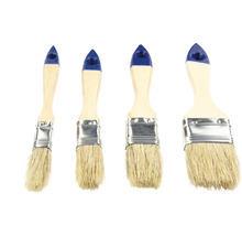 Lot de quatre pinceaux à vernis avec manche en bois