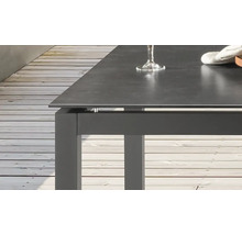 Vue détaillée d''une table de jardin avec plateau et pieds de table