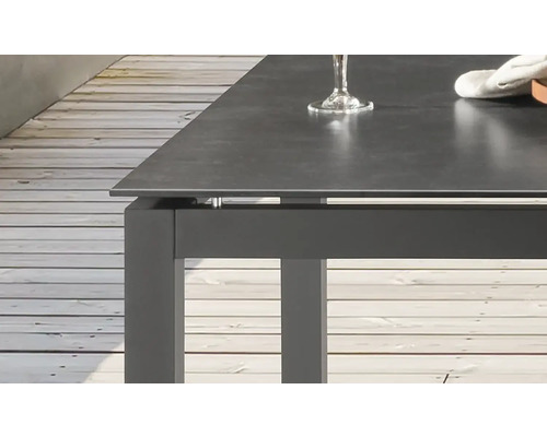 Detailansicht eines Gartentisches mit Tischplatte und Tischbeinen