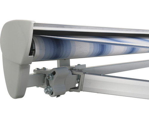 Detailansicht einer Markise mit blau-weiß gestreiftem Stoff und Aluminiumgestell