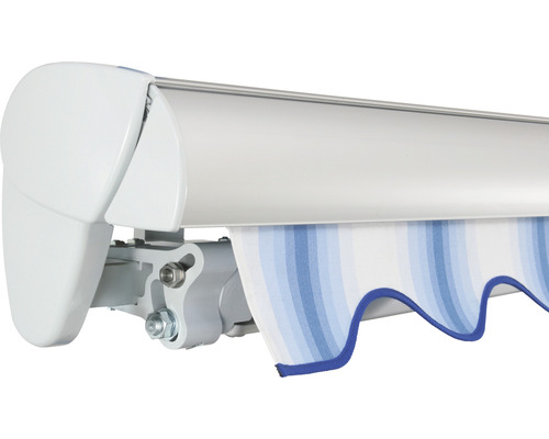 Detailansicht einer Gelenkarmmarkise mit blau-weiß gestreiftem Stoff