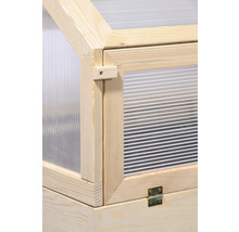 Vue détaillée d''un châssis de culture avec cadre en bois et plaques de plastique transparentes