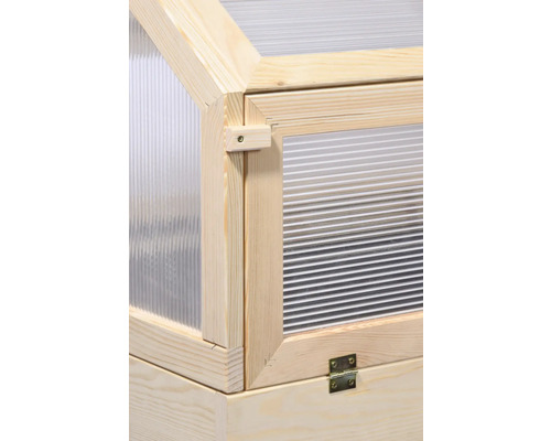 Detailansicht eines Frühbeetkastens mit Holzrahmen und transparenten Kunststoffplatten