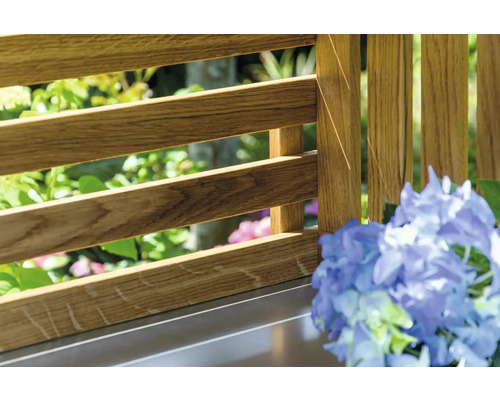 Vue détaillée d''un écran de jardin en bois dans le jardin