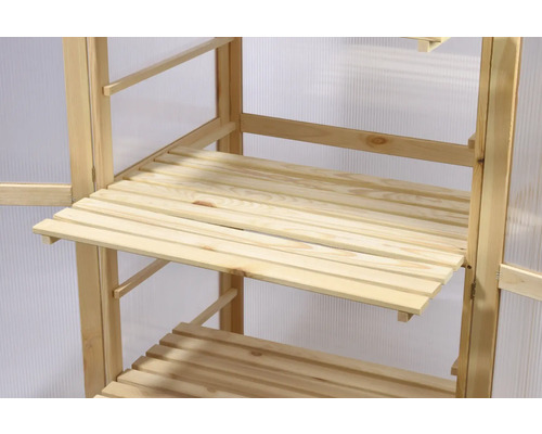 Detailansicht eines hölzernen Pflanzenregals mit mehreren Ablageflächen