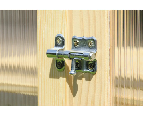 Türriegel aus Metall an Holztür befestigt