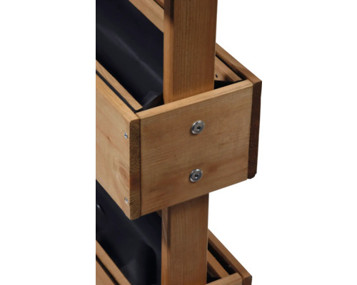 Gros plan sur un support à plantes en bois avec des bacs à plantes noirs