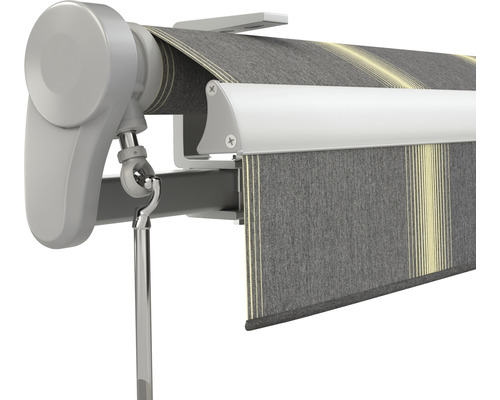 Detailansicht einer Markise mit grauem, gestreiften Stoff und silberfarbenen Metallkomponenten