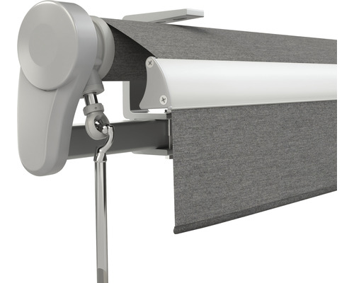 Vue détaillée d''un store banne avec tissu gris et commande mécanique