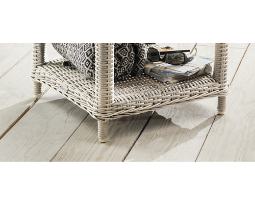 Gros plan d''une table en rotin avec espace de rangement pour des magazines, un sac et des lunettes de soleil