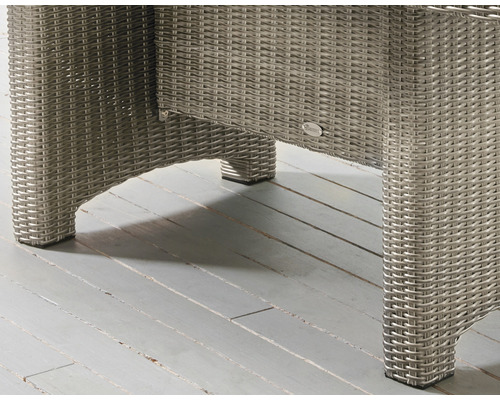 Detailansicht von geflochtenen Gartenmöbeln mit Füßen