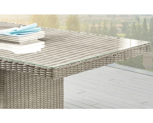 Detailansicht eines Gartentisches mit Glasplatte und Geschirr