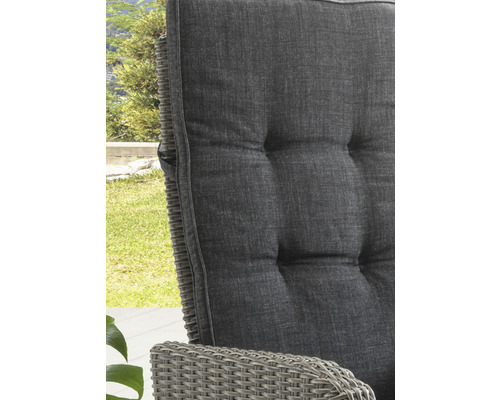 Detailansicht eines grauen Rattansessels mit gepolstertem Rückenkissen für den Außenbereich.