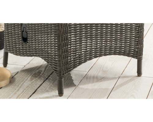 Detailansicht eines Rattansessels mit Beinen