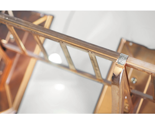 Detailansicht eines Metallregals mit Befestigungselementen