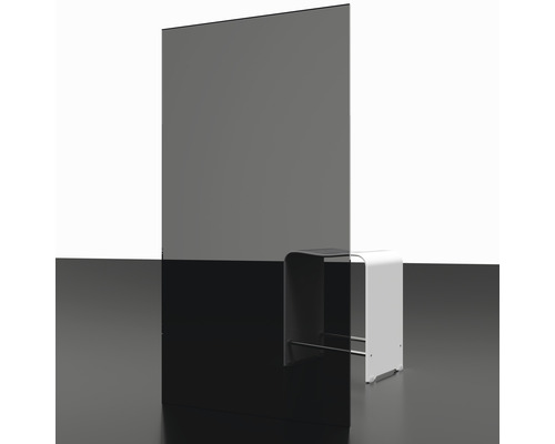 Duschwand und Duschhocker im Badezimmer