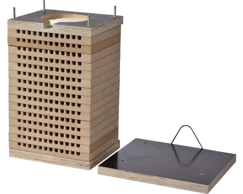 Insektenhotel aus Holz mit Nistplätzen