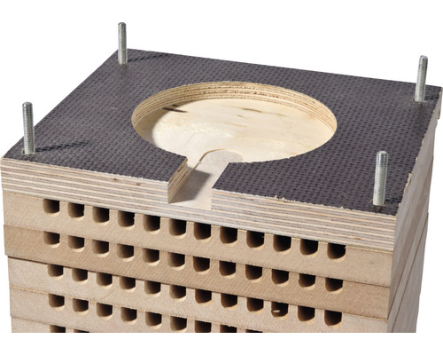 Insektenhotel aus Holz mit Bohrungen und Aussparung