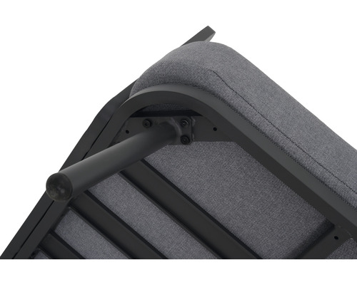 Vue détaillée d''un meuble de jardin avec structure et rembourrage