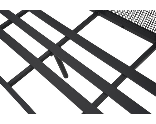 Gros plan d''un cadre de lit métallique noir avec sommier à lattes