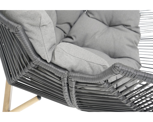 Detailansicht eines Lounge Sessels mit Polyrattan-Geflecht und grauen Kissen.