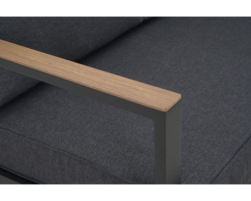 Vue détaillée d''un canapé d''extérieur avec accoudoir en métal et bois