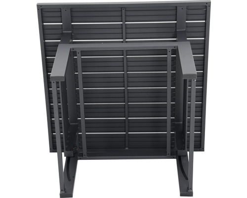 Vue de dessous d''une table de jardin avec motif à lattes