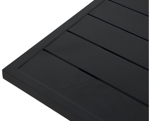 Détail d''un plateau de table noir avec une structure à lattes