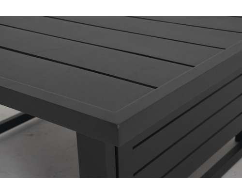 Vue détaillée d''une table de jardin avec des lattes en aluminium