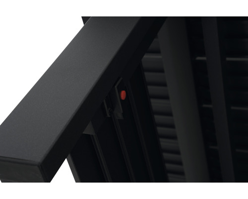 Gros plan d''un pavillon métallique avec un bouton rouge pour actionner les lamelles.