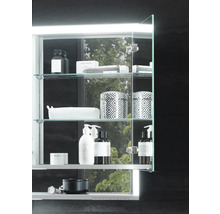Armoire de toilette ouverte avec divers articles de salle de bain