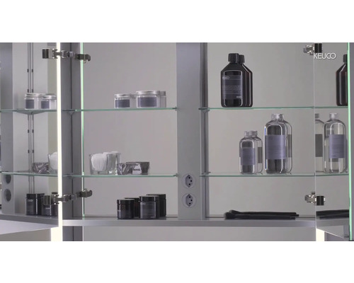 Scène de salle de bains avec armoire de toilette à miroir et étagères en verre pour ranger les articles de toilette