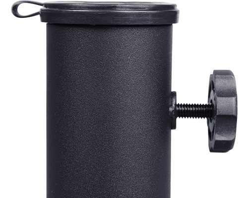 Detailaufnahme eines Sonnenschirmständers mit Feststellschraube