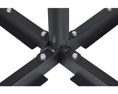 Detailaufnahme des Metallfußes eines Sonnenschirms mit Schrauben