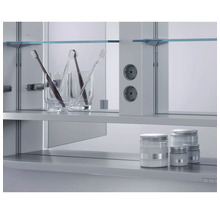 Gros plan d''une armoire de toilette avec étagères, prises de courant et accessoires de salle de bain.