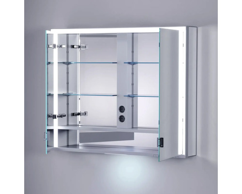 Armoire de toilette ouverte avec étagères en verre et éclairage