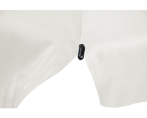 Detailansicht eines weißen Stoffes mit schwarzem Befestigungsclip