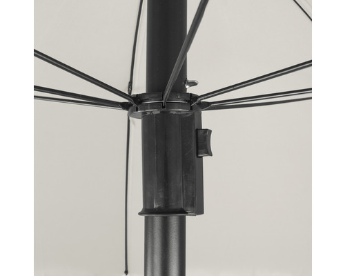 Detailaufnahme eines Sonnenschirms mit schwarzem Gestell