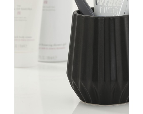 Gobelet à brosse à dents noir avec brosse à dents et dentifrice