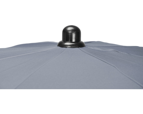 Vue détaillée d''un parasol avec une pointe noire et une toile grise.