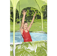 Mädchen im Pool mit Sonnenschutz und Palmenmuster