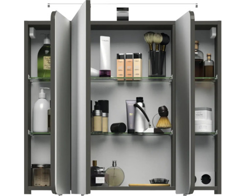 Geöffneter Spiegelschrank mit Glasböden und diversen Badartikeln.