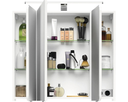 Offener Spiegelschrank mit Glasablagen und verschiedenen Badartikeln