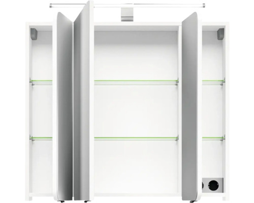 Offener Badezimmerschrank mit Glasablagen und Spiegeltüren