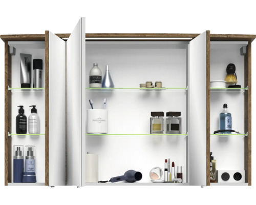 Geöffneter Spiegelschrank mit mehreren Glasablagen und Badutensilien