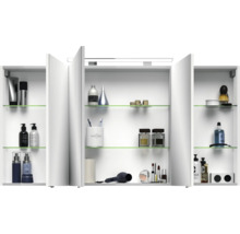 Offener Spiegelschrank mit Glasablagen und diversen Badartikeln
