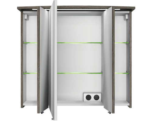 Geöffneter Spiegelschrank mit Glasablagen und Steckdosen