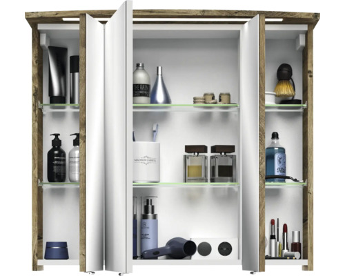 Offener Spiegelschrank mit mehreren Glasböden und diversen Badartikeln