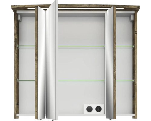 Geöffneter Spiegelschrank mit Holzrahmen und Glasablagen für das Badezimmer